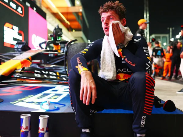 Pembalap Max Verstappen terlihat sangat kelelahan di parc ferme selama Grand Prix F1 Qatar, yang jadi kekhawatiran FIA di Lusail City, Qatar. (Foto: CNN)