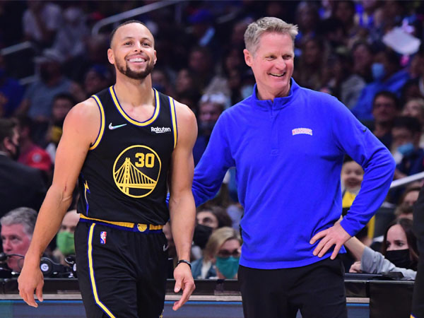 Menurut Stephen Curry, Steve Kerr bukanlah sosok yang suka menempatkan dirinya lebih tinggi dari pemainnya. (Foto: NBC Sports)