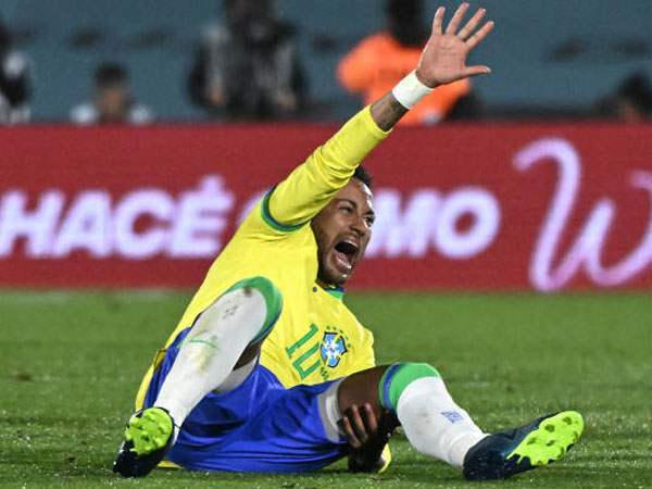 Cedera ACL, Neymar Dipastikan Harus Jalani Operasi