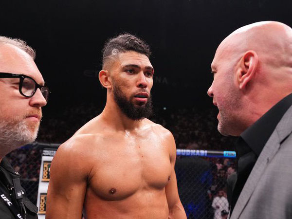 Dana White (kanan) harus menenangkan Johnny Walker setelah situasi kacau pasca laga dihentikan wasit di ronde pertama. (Foto: Yahoo)