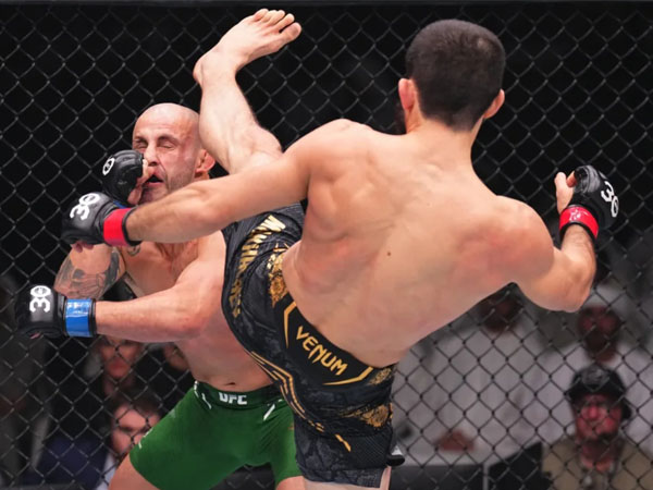 Islam Makhachev merobohkan Alex Volkanovski dengan tendangan keras ke kepala di ronde pertama. (Foto: UFC)