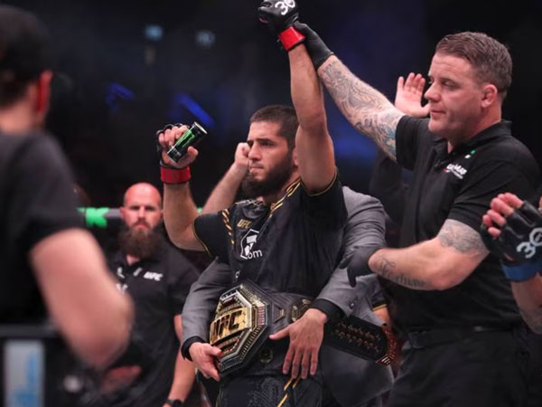 Islam Makhachev, juara kelas ringan UFC, kini memiliki rekor 25-1 sebagai petarung profesional setelah kemenangan brutal di Abu Dhabi. (Foto: UFC)