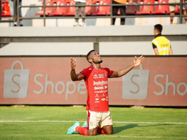 Winger Bali United, Privat Mbarga mencetak dua gol ke gawang Persebaya Surabaya