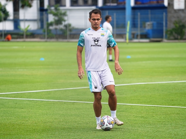 Rezaldi Hehanussa ketika berlatih bersama Persib
