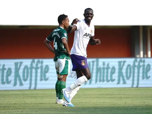 Penyerang Persik Kediri, Flavio Silva merayakan gol ke gawang PSS Sleman