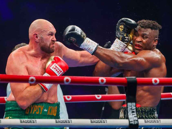 Tyson Fury (kiri) mengalahkan Francis Ngannou melalui "split decision" dalam pertarungan 10 ronde pada Sabtu malam di Arab Saudi. Foto: AFP)