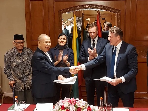 Ketua Umum PP Perbasi Danny Kosasih (kedua kiri) berjabat tangan dengan Wakil Ketua Federasi Bola Basket Lithuania (kedua kanan) Valdemaras Chomicius. (Foto: Antara)