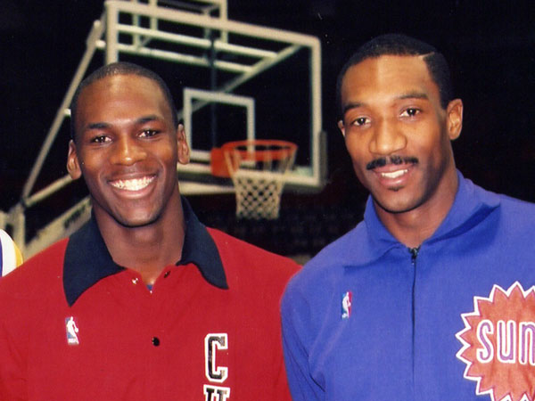 Michael Jordan (kiri) dan Walter Davis