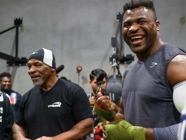 Mike Tyson (kiri) bantu melatih Francis Ngannou untuk bertarung selama 10 ronde penuh melawan Tyson Fury. (Foto: MMA Junkie)
