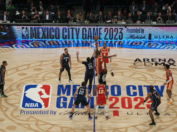 Adam Silver mencatat bahwa meskipun ada kesulitan penjadwalan tambahan, komitmen NBA untuk mengadakan lebih banyak pertandingan di Meksiko tetap kuat. (Foto: AFP)