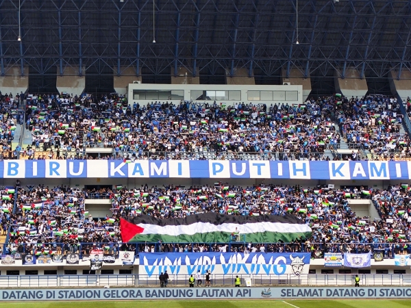 Koreografi dan pengibaran benderak Palestina dari Viking Persib Club (VPC)