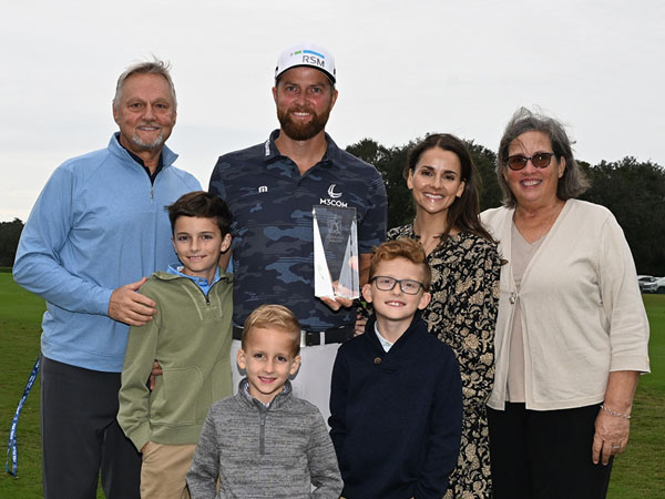Chris Kirk (topi putih) berpose dengan trofi PGA Tour Courage Award bersama keluarganya. (Foto: X.com)