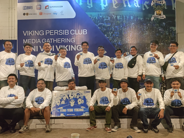 Pengurus Viking Persib Club ketika berfoto bersama