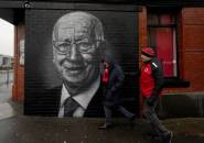 Mural Menghormati Sir Bobby Charlton Dibuat di Dekat Old Trafford