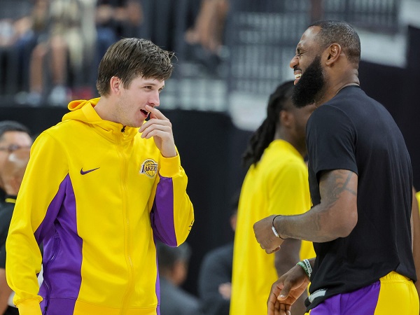 Austin Reaves salut dengan LeBron James yang selalu bersemangat di setiap pertandingan.