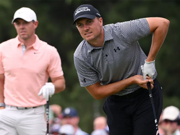 Jordan Spieth (kanan) dan Rory McIlroy dalam sebuah turnamen. (Foto: Golf Digest)