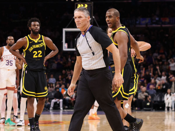 Chris Paul (kanan) kembali bergesekan dengan wasit Scott Foster dalam laga versus Phoenix Suns. (Foto: AP)