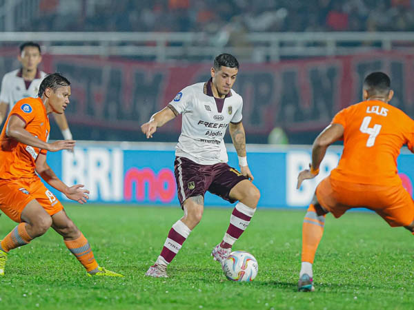 Gelandang Persis Solo, Alexis Messidoro di laga kontra Borneo FC