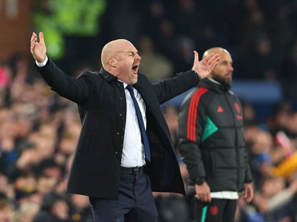 Sean Dyche Anggap Layar VAR di Pinggir Lapangan Tidak Berguna