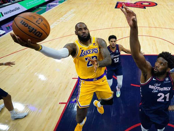LeBron James bermain selama 30 menit saat Lakers kalah 138-94 dari Philadelphia 76ers. (Foto: AP)