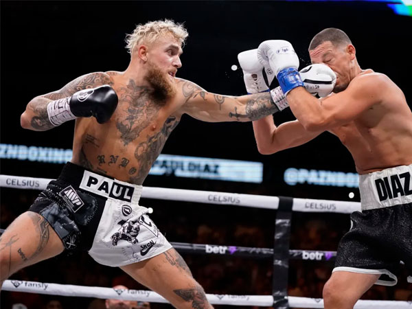 Jake Paul (kiri) mengalahkan Nate Diaz dalam pertarungan tinju pada Agustus lalu. (Foto: MMA Fighting)