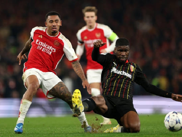 Bek Lens, Kevin Danso, berduel dengan striker Arsenal Gabriel Jesus