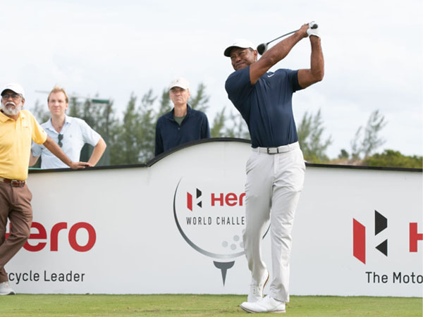 Tiger Woods melakukan pukulan dalam ajang pro-am di Hero World Challenge. (Foto: Golf Digest)
