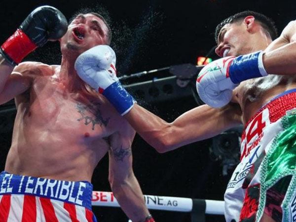 Diego Pacheco (kanan) mendaratkan pukulan terhadap Marcelo Coceres. (Foto: Matchroom Boxing)