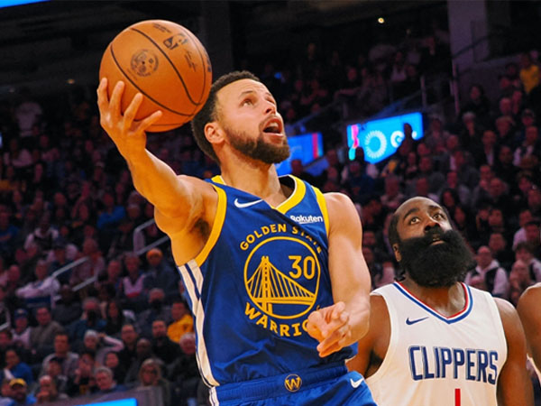 Stephen Curry (kiri) membukukan 26 poin, delapan assist dan tujuh rebound saat Golden State Warriors mengalahkan Los Angeles Clippers 120-114. (Foto: AFP)