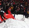 Iseng, Pendukung Aberdeen Lempari Kiper HJK Helsinki Dengan Bola Salju