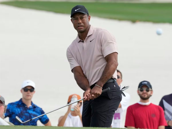 Tiger Woods beraksi di putaran pertama Hero World Challenge. (Foto: Golf Digest)