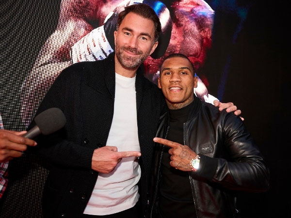 Promotor Eddie Hearn (kiri) terlihat bersama Conor Benn. (Foto: Ring TV)