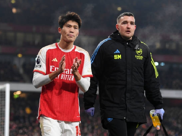 Takehiro Tomiyasu tidak dapat menyelesaikan pertandingan Arsenal melawan Wolves