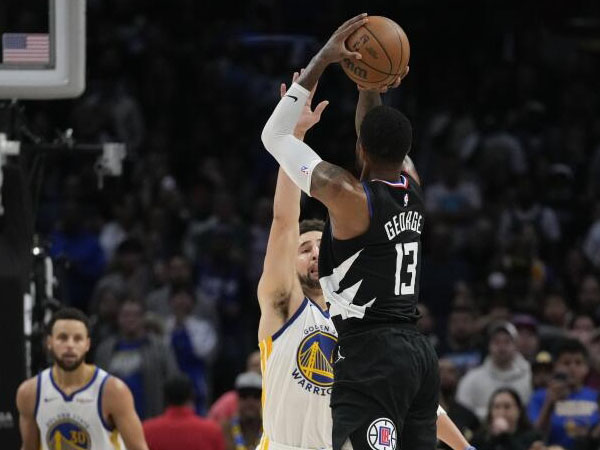 Paul George mencetak 25 poin, termasuk tembakan tiga angka di sembilan detik terakhir saat Los Angeles Clippers menang 113-112 atas Golden State Warriors. (Foto: AP)
