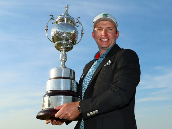 Dean Burmester berpose dengan trofi juara South African Open Championship. (Foto: Golf Digest)
