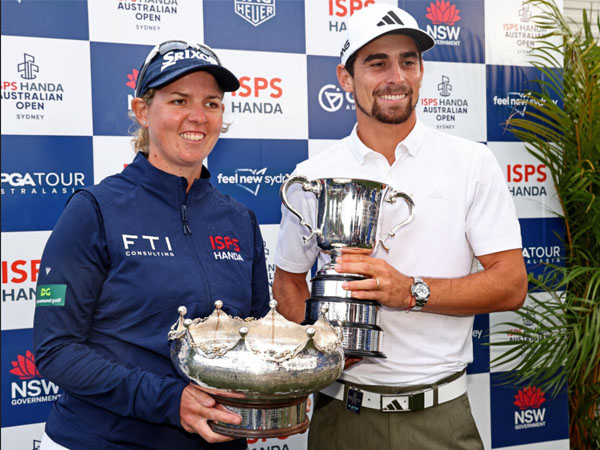 Joaquin Niemann (kanan) dan Ashleigh Buhai masing-masing berpose dengan trofi juara Australian Open. (Foto: Golf Week)