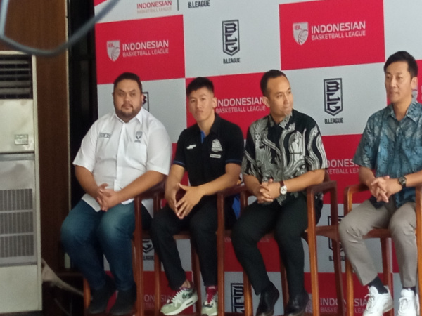 Abraham Damar Grahita saat konferensi pers kerjasama Indonesia Basketball League (IBL) dengan Liga Basket Jepang B.League di Jakarta, Selasa (5/12). 