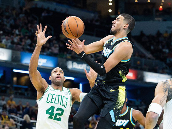 Tyrese Haliburton (kanan) membukukan triple-double saat Indiana Pacers menyingkirkan Boston Celtics 122-112 di perempat final turnamen "in-season". (Foto: Reuters)