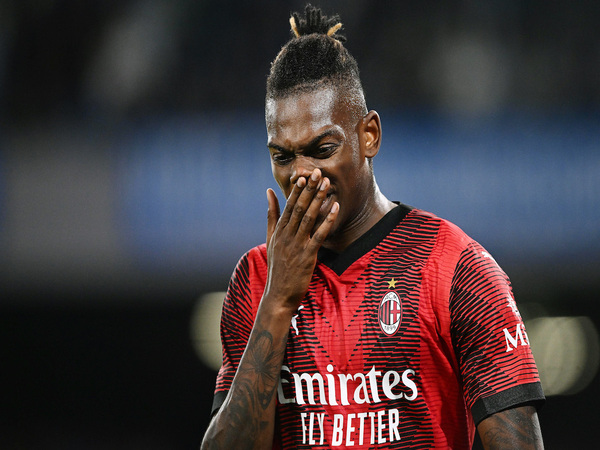 Rafael Leao dilaporkan bisa segera comeback memperkuat AC Milan usai sembuh dari cedera paha yang dialaminya / via Getty Images