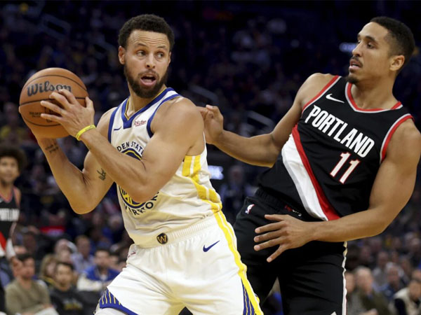Stephen Curry (kiri) membukukan 31 poin saat Golden State Warriors mengalahkan Portland Trail Blazers 110-106. (Foto: AP)
