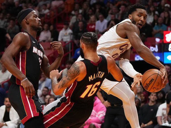 Donovan Mitchell (kanan) mencetak 27 poin dan 13 rebound saat Cleveland Cavaliers mengalahkan Miami Heat 111-99. (Foto: AP)