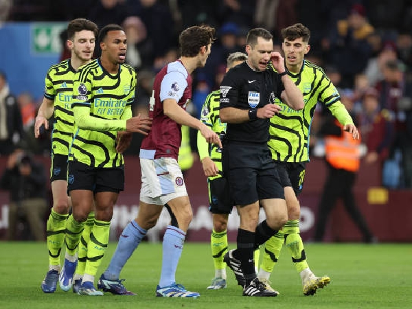 Jarred Gillett memimpin laga Aston Villa melawan Arsenal