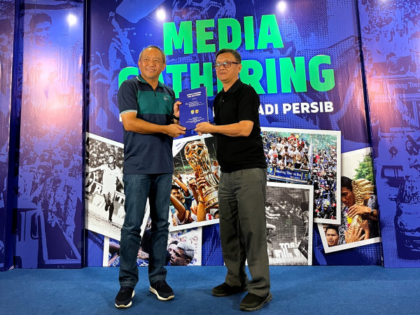 CEO Persib Bandung, Glenn Sugita berfoto bersama dengan Ketua tim penelitian hari jadi Persib, Kunto Sufianto