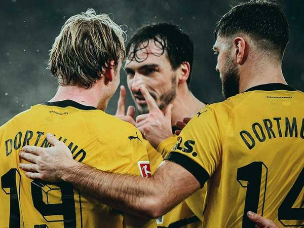 Julian Brandt dan Mats Hummels dalam pertandingan Borussia Dortmund kontra Mainz