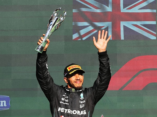 Jenson Button berharap Lewis Hamilton bisa dapat mobil yang lebih kencang untuk F1 2024.