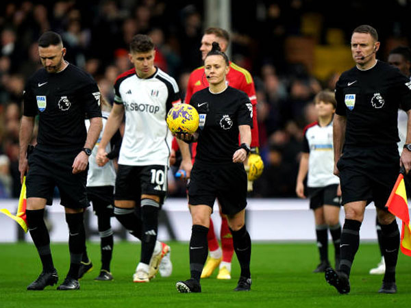 Rebecca Welch Catat Sejarah Sebagai Wasit Wanita Pertama di Premier League