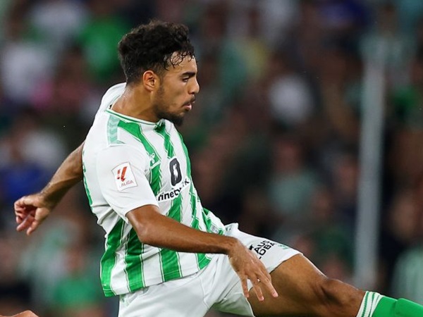 Barcelona Bantah Mau Pulangkan Bek Muda Real Betis
