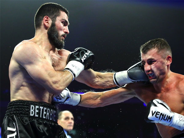 Artur Beterbiev (kiri) beraksi dalam salah satu pertarungannya. (Foto: Ring TV)