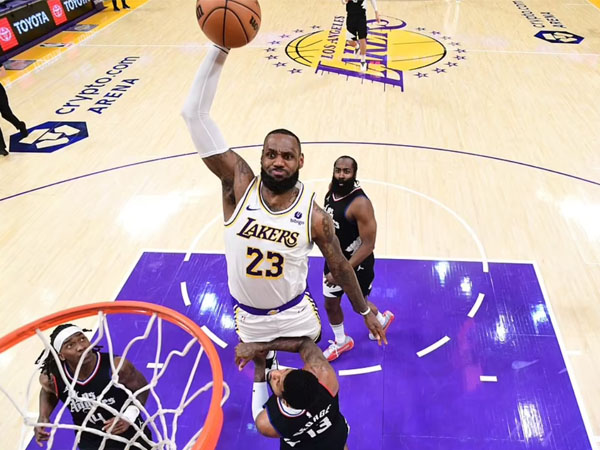 LeBron James mencetak 25 poin saat Los Angeles Lakers menang 106-103 atas Los Angeles Clippers. (Foto: AP)