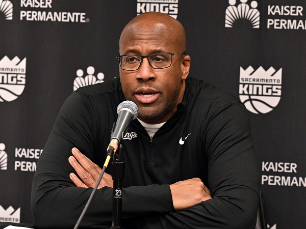 Mike Brown kecewa berat Kings tumbang dengan skor telak di tangan Pelicans.